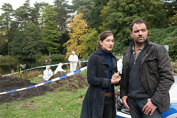 Bild 1 von 5: Die Kommissare Anna Bartholomé (Marie Leuenberger) und Vincent Ruiz (Juergen Maurer) ermitteln im Mordfall Kathrina Roth.
