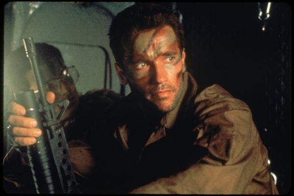 Bild 1 von 2: Major Dutch Schaefer (Arnold Schwarzenegger) leads a commando unit assigned to rescue a group of allies captured by guerrilla forces deep behind enemy lines in PREDATOR.