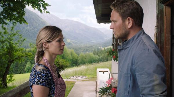 Bild 1 von 4: Was haben Kilian Reuter (Adrian Spielbauer, rechts) und Martha Haas (Maria Keisel, links) zu verbergen?