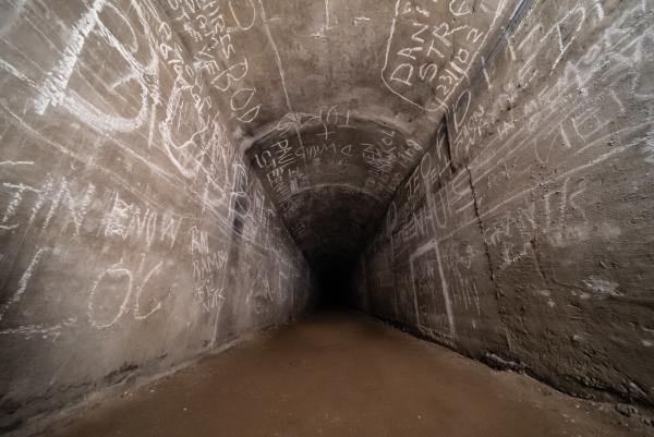 Bild 1 von 3: In den Luftschutztunneln des britischen Ramsgate finden im Zweiten Weltkrieg viele Einwohner Unterschlupf.