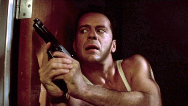 Bild 1 von 3: John McClane (Bruce Willis) allein gegen Terroristen.