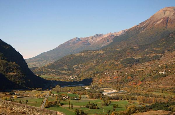 Bild 1 von 4: Pierre Magnan nutzt die sonnige Provence als Schauplatz für blutige Rache und finstere Verbrechen: Seine Bestseller wie ?Das ermordete Haus? und die Reihe um Kommissar Laviolette zeigen die düstere Seite der Region.