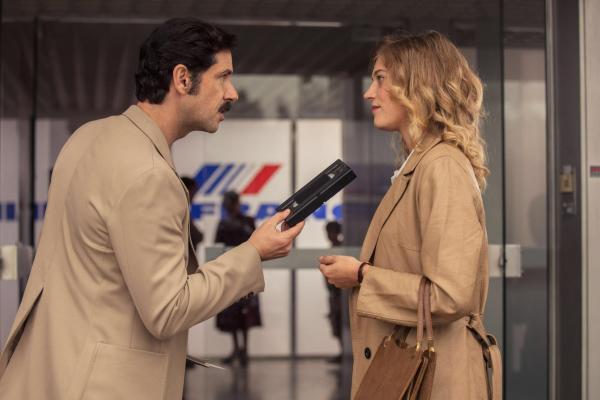 Bild 1 von 6: Didier Mathure (Melvil Poupaud, l.); Yelena (Léa Rostain, r.)