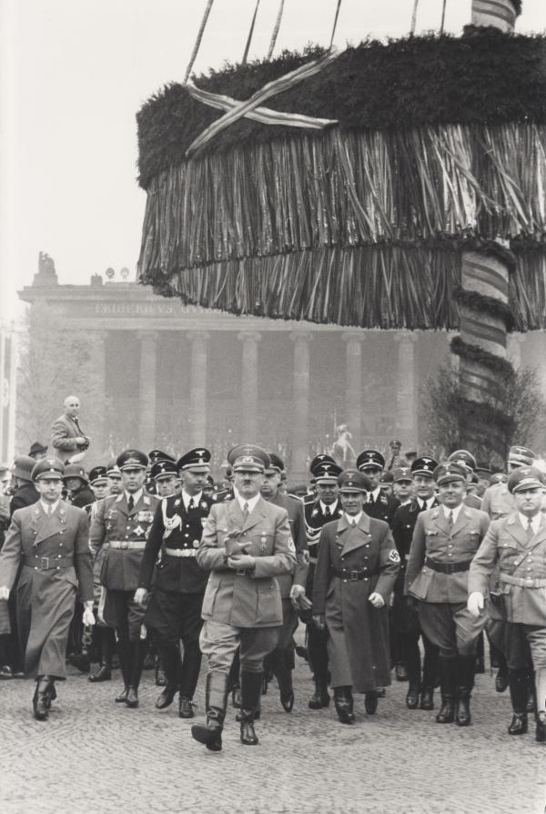 Bild 1 von 2: 1939: Hitler mit Himmler und Goebbels am 1. Mai in Berlin.