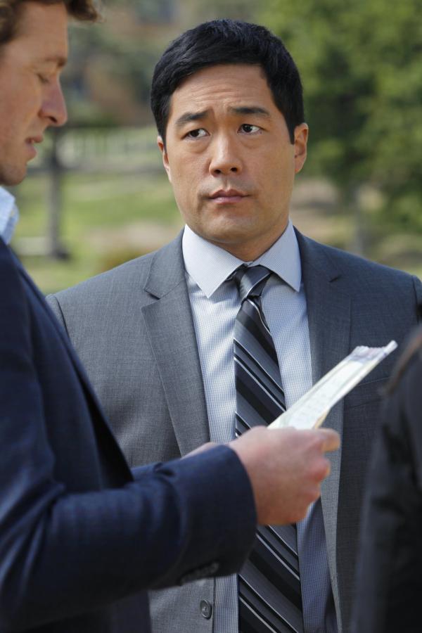 Bild 1 von 15: Versuchen herauszufinden, wer Grund haben könnte, einen beliebten Englischlehrer umzubringen: Patrick (Simon Baker, l.) und Kimball (Tim Kang, r.) ...