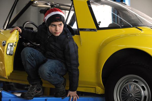 Bild 1 von 6: Felix (Shayan Hartmann) versucht sich aus dem Auto zu schleichen.