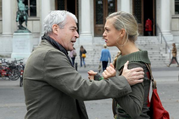 Bild 1 von 17: Im Bild: Oliver Karbus (Prof. Haller), Julie Engelbrecht (Natalie).