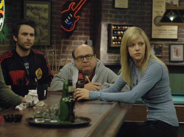 Bild 1 von 22: Beim alljährigen Kneipenbummel bleiben bei Charlie (Charlie Day, l.), Frank (Danny Devito, M.) und Sweet Dee (Kaitlin Olson, r.) die Gäste aus. Nach und nach kommen sie der Sache auf den Grund ...