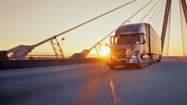 Bild 1 von 3: 70 Prozent aller Güterwaren werden in den USA auf dem Highway transportiert - Tendenz steigend.