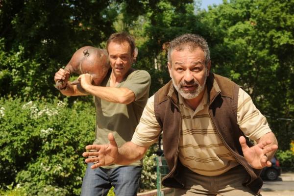 Bild 1 von 10: Schwein gehabt: Niemand will Harald (Hannes Jaenicke, l.) glauben, dass eine Bombe beim Siedlungsfest hochgehen wird. In letzter Sekunde gelingt es ihm und Yussuf (Tayfun Bademsoy, r.), diese im Spanferkel ausfindig zu machen. Nun heißt es rennen ...