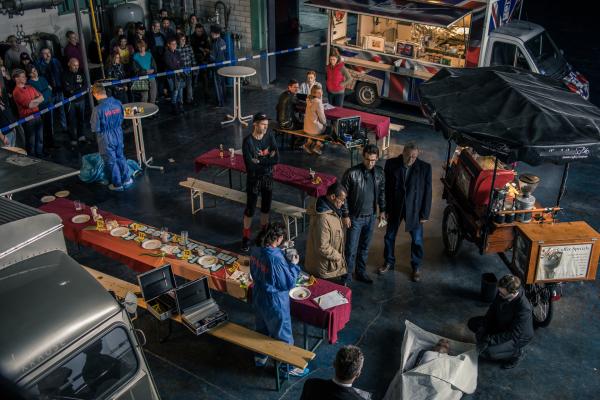 Bild 1 von 6: Franz Ainfachnur (Christofer v. Beau, l.), Dr. Weissenböck (Florian Odendahl, M.) und Arthur Bauer (Gerd Silberbauer, r.) besprechen sich am Tatort.