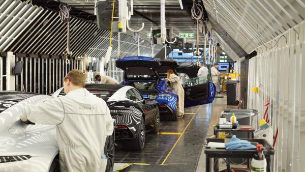 Bild 1 von 4: Im englischen Gaydon, Warwickshire, fertigen auf 2.700 Quadratmetern rund 1.700 Mitarbeiter Autos für Aston Martin.