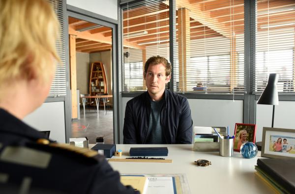 Bild 1 von 1: Der Lehrer Andreas Ritter (Stefan Murr, rechts) bestreitet in seiner Befragung durch Nele Fehrenbach (Floriane Daniel, links) vehement, ein engeres Verhältnis zu seiner Schülerin gehabt zu haben.