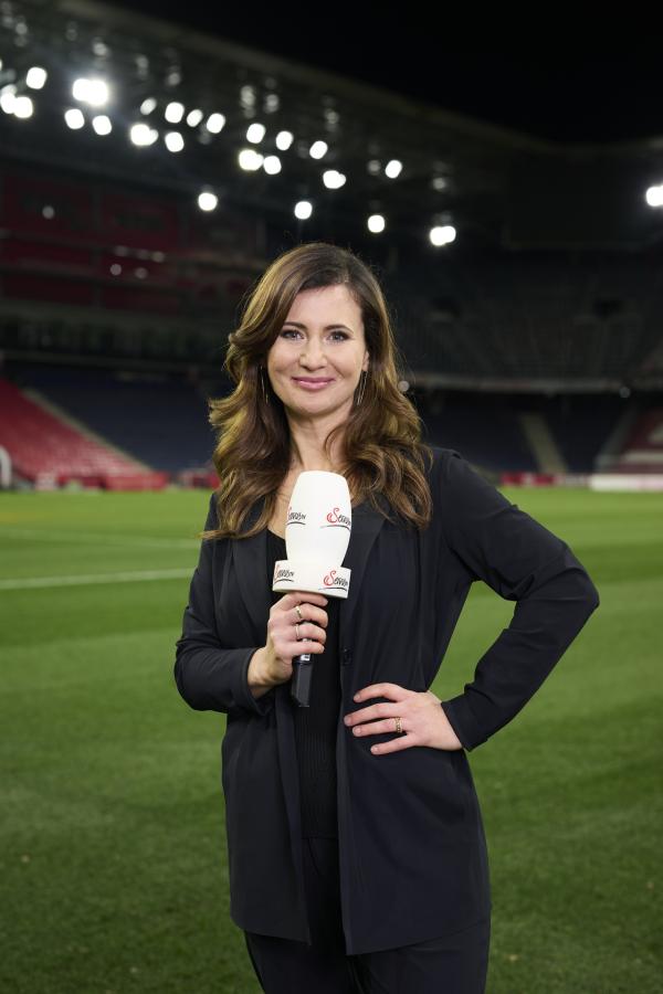 Bild 1 von 8: Julia Kienast während ServusTVs UEFA EURO 2024 Media Day in Wals-Siezenheim, Österreich am 9. April 2024