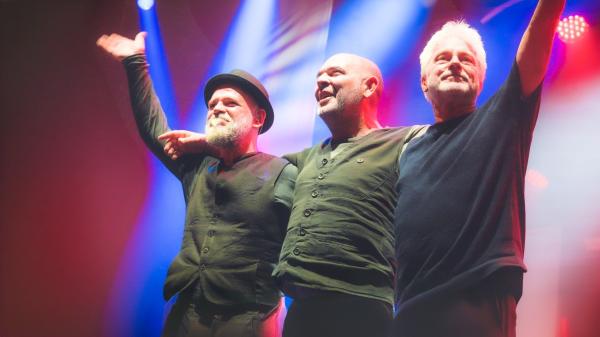 Bild 1 von 4: Werner Schmidbauer (rechts) und Martin Kälberer (links) freuen sich bei ihrem Auftritt auf dem Münchner Tollwood-Festival über den Besuch des niederbayerischen Musikers, Kabarettisten und Moderators Hannes Ringlstetter.