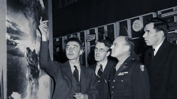 Bild 1 von 6: Robert Oppenheimer erklärt Regierungsvertretern das Prinzip der Atombombe.