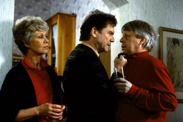 Bild 1 von 2: Durch unerwarteten Besuch des Vorstandes in der Möbelunion gerät Tenstaag (Gerhard Friedrich, M.) in eine arge Zwickmühle. Jetzt müssen auch Eberhard (Stefan Orlac, r.) und Hannelore Wichert (Maria Sebaldt, l.) mitspielen.