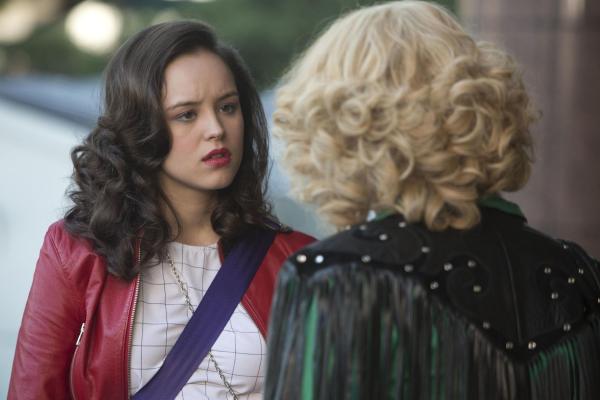 Bild 1 von 8: Erica Goldberg (Hayley Orrantia, l.); Beverly Goldberg (Wendi McLendon-Covey, r.)