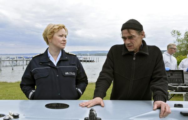 Bild 1 von 3: Nele Fehrenbach (Floriane Daniel) schenkt dem trauernden Vater Rainer Fehringer (Martin Feifel), ihr Gehör. Die KTU (hinten rechts) dokumentiert Unfallspuren an der Jolle.