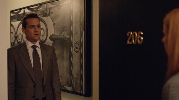 Bild 1 von 2: Nach Jahren voller Spannung, Anziehung und dennoch Zurückhaltung ist sich Harvey (Gabriel Macht) nun sicher. Er liebt Donna (Sarah Rafferty) aufrichtig und will mit ihr zusammen sein. Wie wird sie reagieren?