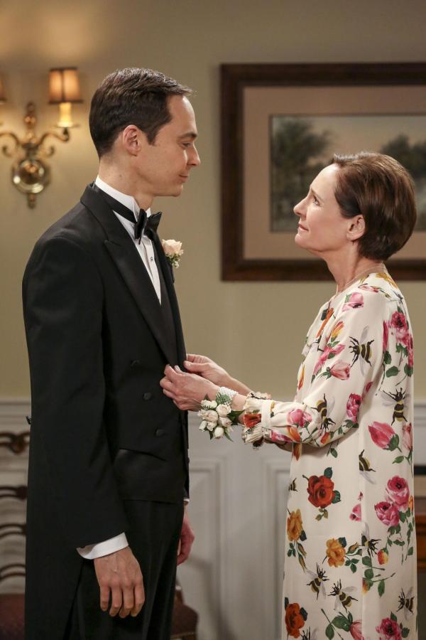 Bild 1 von 48: Sheldon (Jim Parsons, l.) freut sich, dass seine Mutter Mary (Laurie Metcalf, r.) tatsächlich zu seiner Hochzeit gekommen ist ...