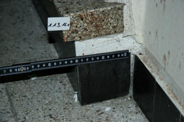 Bild 1 von 6: Mit dem bloßen Auge können die Kriminaltechniker bereits kleinste Blutspritzer auf der Treppe im Haus von Gertrud K. erkennen.