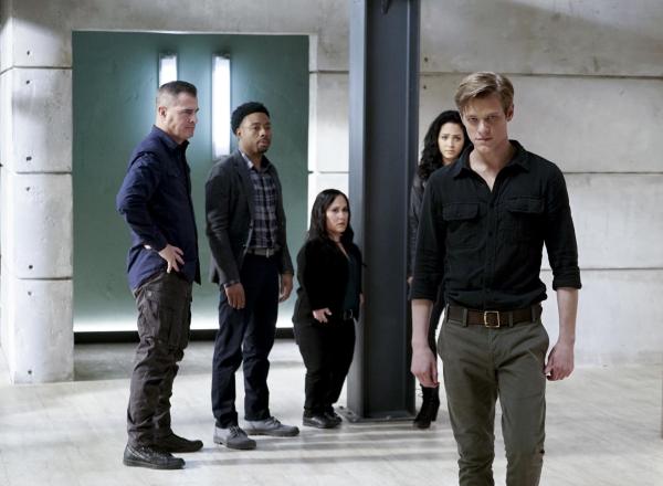 Bild 1 von 8: Auf sie kann sich MacGyver (Lucas Till, r.) immer verlassen: (v.l.n.r.) Jack (George Eads), Bozer (Justin Hires), Matty (Meredith Eaton) und Riley (Tristin Mays) ...