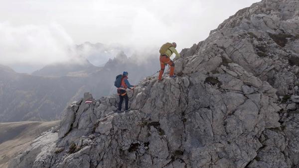 Bild 1 von 31: Im Bild: In den Lienzer Dolomiten begibt sich der blinde Ausnahme-Bergsteiger Andy Holzer über den Klettersteig auf die Porze.