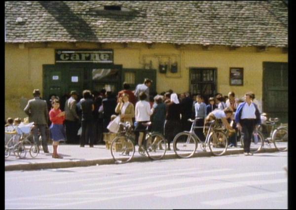 Bild 1 von 2: Anstehen für Fleisch.