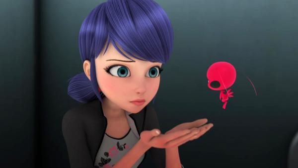 Bild 1 von 5: Madame Mendeleiev wird zu Kwamibuster akumatisiert. Sie möchte Tikki und Plagg einfangen, um beweisen zu können, dass es diese beiden magischen Wesen wirklich gibt! Ladybug und Cat Noir müssen ihr Geheimnis um jeden Preis schützen!