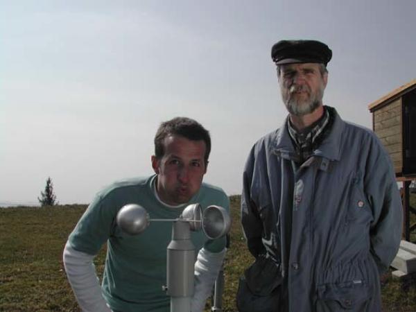 Bild 1 von 2: Willi (links) und Diplom-Meteorologe Christian auf der Bergwetterstation in Hohenpeißenberg. Willi bläst den Windmesser an.
