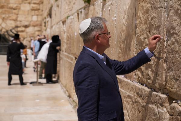 Bild 1 von 12: Christopher Clark an der Klagemauer in Jerusalem