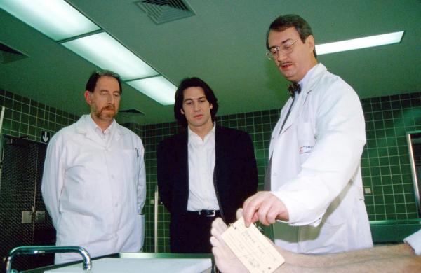 Bild 1 von 11: Im Bild: Gerichtsmediziner Dr. Graf (Gerhard Zemann, r.) und Dr. Werner (Bruno Thost, l.) referieren vor Kommissar Richie Moser (Tobias Moretti, M.) über die tödlichen Unfälle im psychiatrischen Krankenhaus \