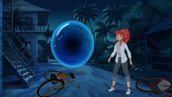 Bild 1 von 4: Der Ball aus Wasser bleibt vor Cleos Haus stehen. Hat Cleo damit zu tun? Rikki ist erstaunt.