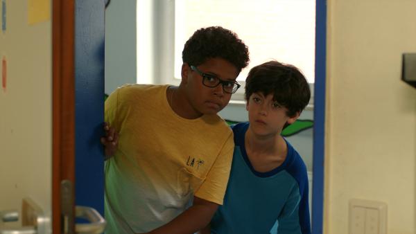 Bild 1 von 9: Kofi (Mathieu Noël) und Piet (Noah Lusander) lauschen an Arnes Bürotür.