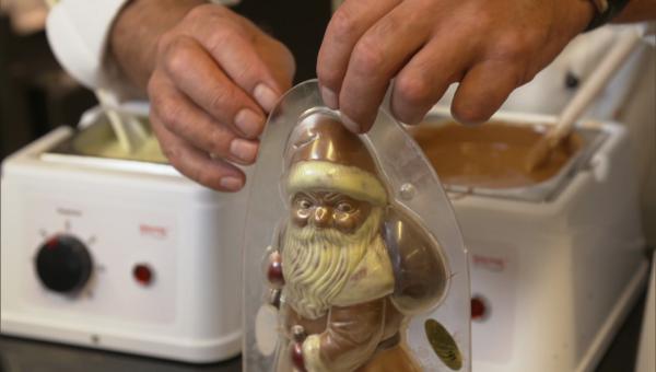 Bild 1 von 4: Wie werden eigentlich Schokoladen-Nikoläuse hergestellt? In dieser Ausgabe der \