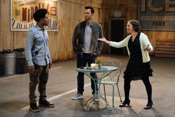 Bild 1 von 16: (v.l.n.r.) Carter (Julian Gant); Max (Cheyenne Jackson); Kat (Mayim Bialik)