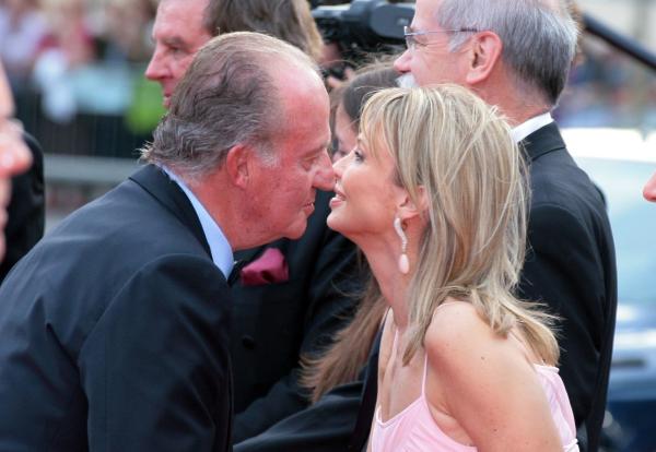 Bild 1 von 2: Die Affaire mit ihr kostet ihm den Thron: König Juan Carlos und Corinna Prinzessin Sayn-Wittgenstein.