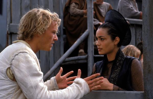 Bild 1 von 17: Um ihren Ritter für den ultimativen Kampf zu stärken, schenkt Lady Jocelyn (Shannyn Sossamon, r.) William (Heath Ledger, l.) einen Schal. Doch der Glücksbringer entpuppt sich als schlechtes Omen ...
