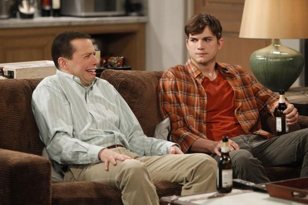 Bild 1 von 11: Nachdem sich Lyndsey von Alan (Jon Cryer, l.) getrennt hat, verfällt er in Depressionen, aus denen Walden (Ashton Kutcher, r.) ihn zu erlösen versucht ...