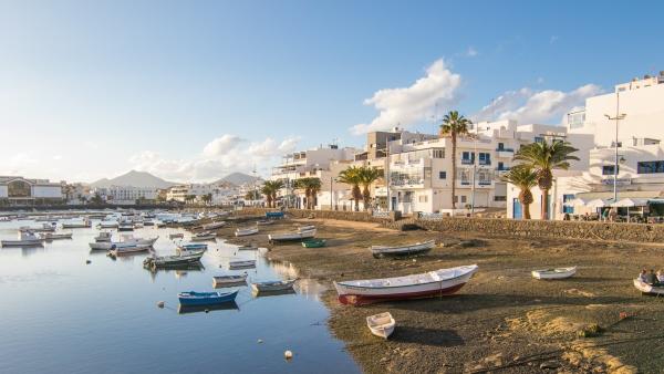 Bild 1 von 4: Ruhige Buchten und malerische Hafenstädtchen machen Inseln wie Lanzarote zum beliebten Urlaubsziel.