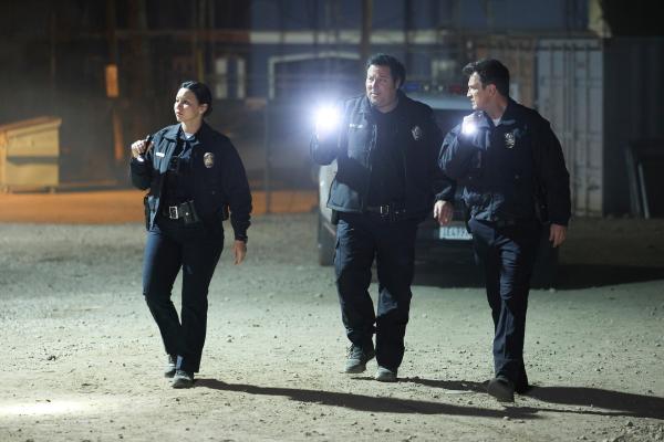 Bild 1 von 3: Am Tatort angekommen bekommen Nolan (Nathan Fillion, r.) und Chen (Melissa O'Neil, l.) unerwartete Unterstützung von einem alten Bekannten: Larry Macer (Greg Grunberg, M.).