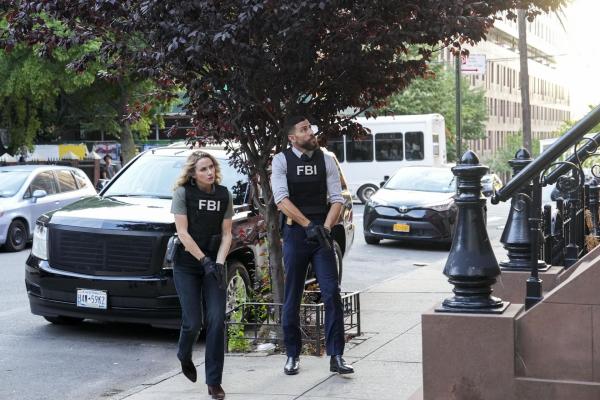 Bild 1 von 4: Special Agent Nina Chase (Shantel VanSanten, l.); Special Agent Omar Adom 'OA' Zidan (Zeeko Zaki, r.)