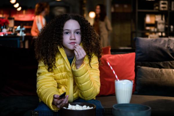 Bild 1 von 8: Sam (Chloe Coleman)