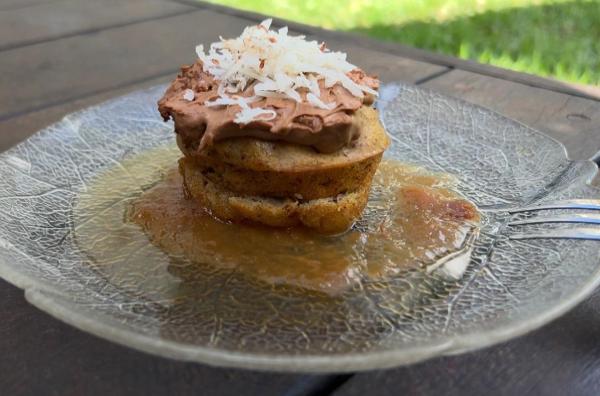 Bild 1 von 2: In Manaus werden Bananenkekse mit Cupuaçu-Pulver gebacken, mit Crème bestrichen und mit Paranüssen bestreut.