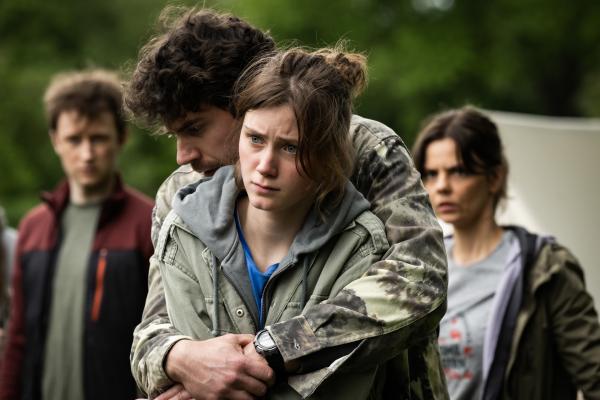 Bild 1 von 5: Sozialpädagoge Moritz Graf (Dominik Paul Weber, 2.v.l.) nimmt der 15-jährigen Finja Jakob (Carla Hüttermann, 2.v.r.) eine Waffe ab, die diese ins Camp geschmuggelt hat. Als er am nächsten Tag tot aufgefunden wird, haben seine Kollegin Kathi Schmidt (Camilla Renschke, r.) und Praktikant Paul Süvern (Arne Kerztész, l.) die Befürchtung, das Mädchen könnte etwas damit zu tun haben.