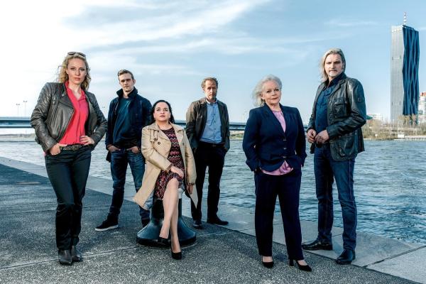 Bild 1 von 37: Im Bild (v.li.): Lilian Klebow (Penny Lanz), Michael Steinocher (Simon Steininger), Maria Happel (Dr. Franziska Beck), Helmut Bohatsch (Franz Wolfahrt), Brigitte Kren (Dr. Henriette Wolf), Stefan Jürgens (Carl Ribarski).
