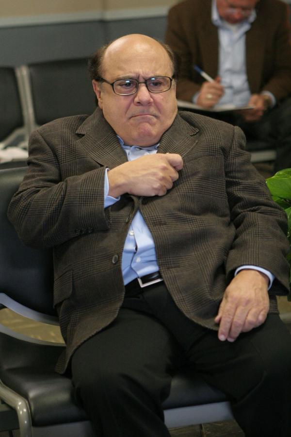 Bild 1 von 9: Frank (Danny DeVito) will sich scheiden lassen. Damit seine Frau nichts von seinem Vermögen bekommt, möchte er es an Bedürftige verschenken. Dennis und Dee sind entsetzt ...