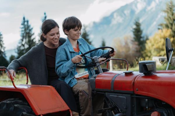Bild 1 von 15: Im Bild: Elias Kofler (Sammy Schrein) genießt die wenigen Momente mit seiner Mutter Melanie Kofler (Monika Wegener), die unter den Folgen einer Corona-Erkrankung leidet.