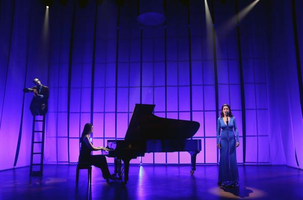 Bild 1 von 5: Pianistin Kristina Barta (Mi.), Sängerin Martina Barta (re.) und Pantomime Philippe Ducasse (li.) führen \